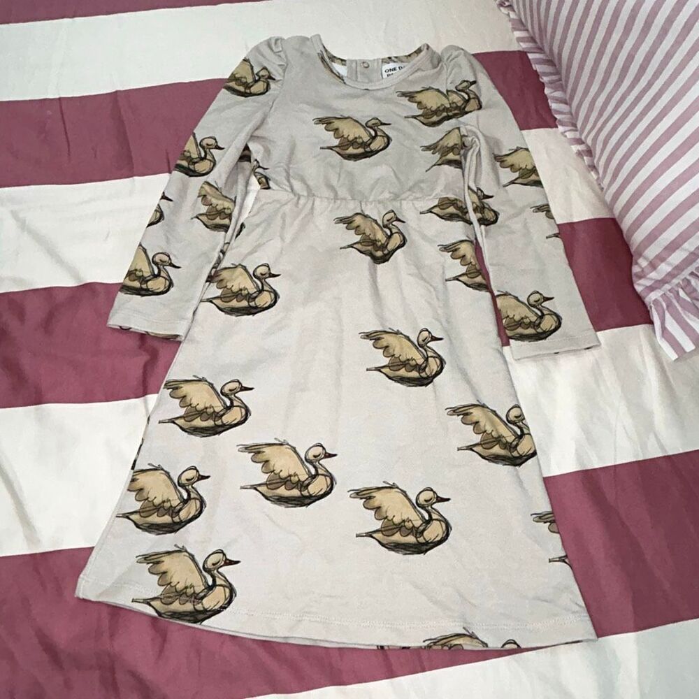 One day parade toddler swan maxi sz 3/4